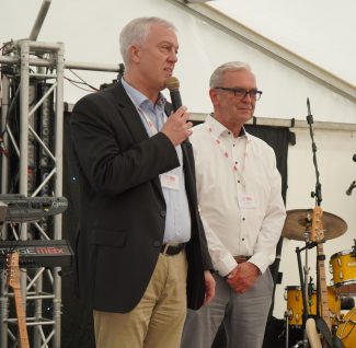 Dr. Oliver Vietze (links), CEO & Chairman der Baumer Group mit Sitz in Frauenfeld in der Schweiz, und Baumer hhs-Geschäftsführer Percy Dengler begrüßen das Team des Unternehmens zur Feier seines 40-jährigen Jubiläums (Quelle: Baumer hhs)
