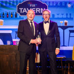 Karl Davison (links), Vertriebsleiter für Großbritannien bei Asahi Photoproducts, und Simon Proctor (rechts), Geschäftsführer von Saica Flex, bei der Preisverleihung der FIA UK Awards in Liverpool (Quelle: Asahi)