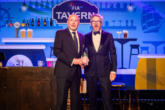 Karl Davison (links), Vertriebsleiter für Großbritannien bei Asahi Photoproducts, und Simon Proctor (rechts), Geschäftsführer von Saica Flex, bei der Preisverleihung der FIA UK Awards in Liverpool (Quelle: Asahi)