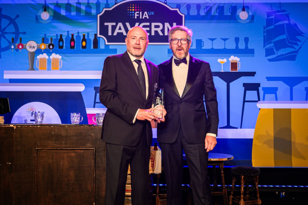 Karl Davison (links), Vertriebsleiter für Großbritannien bei Asahi Photoproducts, und Simon Proctor (rechts), Geschäftsführer von Saica Flex, bei der Preisverleihung der FIA UK Awards in Liverpool (Quelle: Asahi)