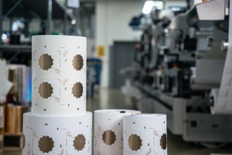 UPM Adhesive Materials reduziert Emissionsintensität und baut Nachhaltigkeitsmaßnahmen aus