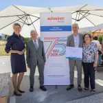 Elke Christian von der IHK für München und Oberbayern gratuliert Geschäftsführer Roland Schreiner und Seniorgesellschafter Helmut Schreiner sowie der gesamten Belegschaft zur 75-jährigen Erfolgsgeschicht (Quelle: Schreiner Group)
