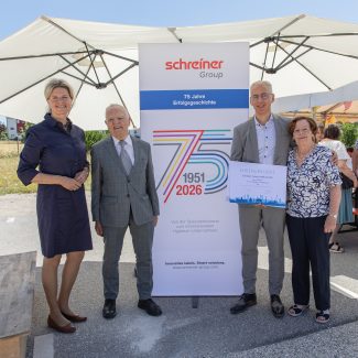 Elke Christian von der IHK für München und Oberbayern gratuliert Geschäftsführer Roland Schreiner und Seniorgesellschafter Helmut Schreiner sowie der gesamten Belegschaft zur 75-jährigen Erfolgsgeschicht (Quelle: Schreiner Group)
