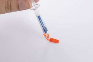Needle-Trap von Schreiner MediPharm ist eine Etikettenlösung mit integriertem Nadelfänger zum Schutz vor Stichverletzungen (Quelle: Schreiner Group)