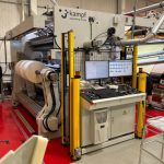 Die neue 2-Meter-Schneidanlage von HERMA UK arbeitet mit Hochgeschwindigkeit und ist speziell darauf ausgelegt, selbst dünne Folien und andere beschichtete sensible Materialien besonders präzise und prozesssicher zu verarbeiten (Quelle: Herma)