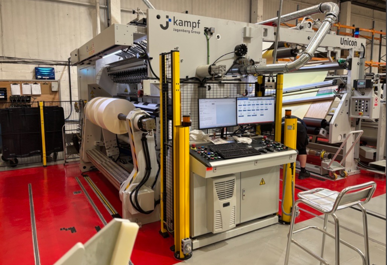 Die neue 2-Meter-Schneidanlage von HERMA UK arbeitet mit Hochgeschwindigkeit und ist speziell darauf ausgelegt, selbst dünne Folien und andere beschichtete sensible Materialien besonders präzise und prozesssicher zu verarbeiten (Quelle: Herma)
