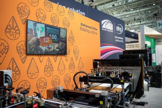 An seinem bisher größten Messestand zeigt ABG mehrere Lösungen zur Veredelung und Weiterverarbeitung in unterschiedlichen Anwendungen (Quelle: ABG)