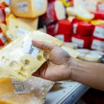 Das Haftmaterial der Herma Essential-Line ist ideal für Etiketten, die preissensible Standardanwendungen abdecken müssen, wie etwa die variable Preis- und Gewichtskennzeichnung bei Lebensmitteln (Quelle: Hispanolistic / iStock)