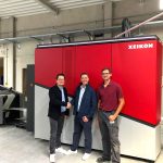 V.l.: Benjamin Rüdt von Collenberg, Geschäftsführer InForm Etiketten; Dominique Delhees, Sales Account Manager Xeikon; Stefan Herzig, Produktionsleiter InForm Etiketten (Quelle: Xeikon)