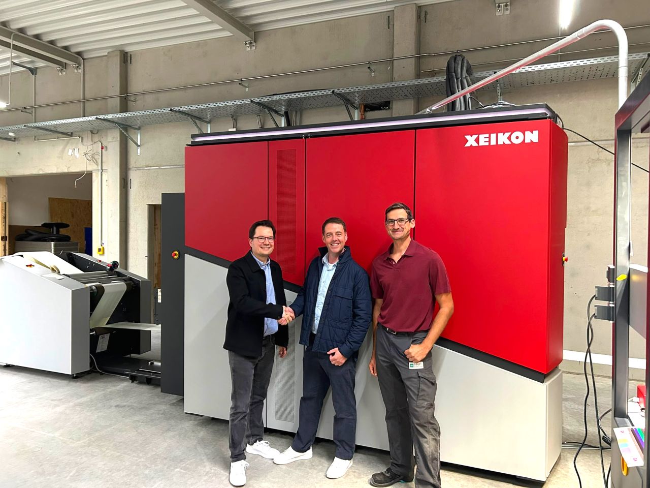 V.l.: Benjamin Rüdt von Collenberg, Geschäftsführer InForm Etiketten; Dominique Delhees, Sales Account Manager Xeikon; Stefan Herzig, Produktionsleiter InForm Etiketten (Quelle: Xeikon)