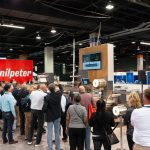 Am Kurz-Stand auf der LOUPE Americas demonstrieren mehrere Partnerunternehmen die Produktion von Premiumetiketten (Quelle: Nilpeter)