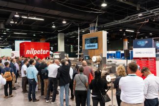 Am Kurz-Stand auf der LOUPE Americas demonstrieren mehrere Partnerunternehmen die Produktion von Premiumetiketten (Quelle: Nilpeter)