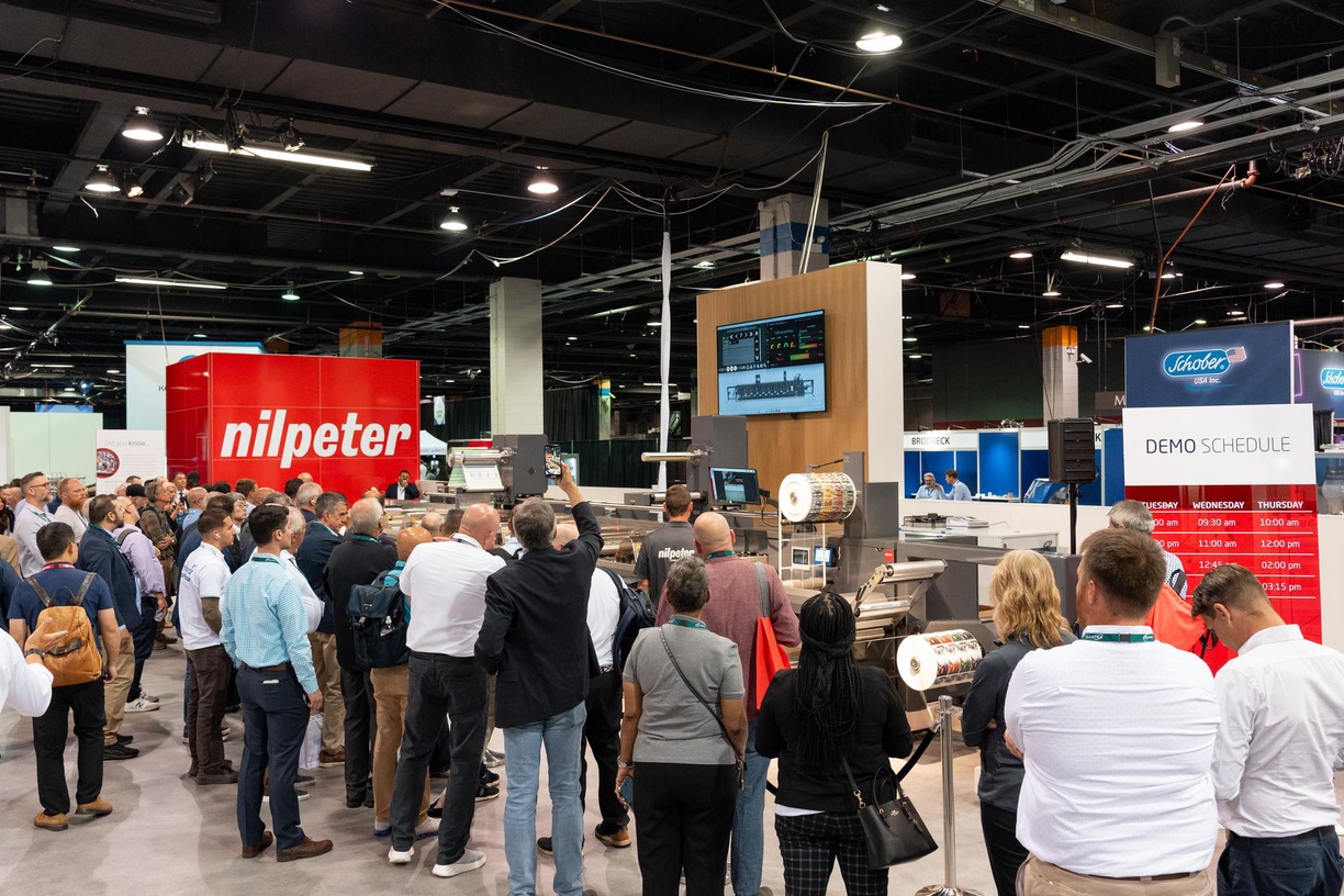 Am Kurz-Stand auf der LOUPE Americas demonstrieren mehrere Partnerunternehmen die Produktion von Premiumetiketten (Quelle: Nilpeter)