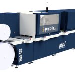 Die JETvarnish 3D Web 400 kombiniert UV-Spotlackierung und Metallisierung in einem Produktionsdurchgang (Quelle: Konica Minolta)