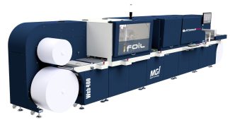 Die JETvarnish 3D Web 400 kombiniert UV-Spotlackierung und Metallisierung in einem Produktionsdurchgang (Quelle: Konica Minolta)