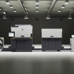 Die HP Indigo 6K+ ist die zentrale Live-Exponat-Maschine am HP-Stand auf der LOUPE Americas 2026 (Quelle: HP)