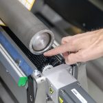 Kleine Bürste, große Wirkung: Die neue Bahnreinigungsanlage sorgt dafür, dass Partikel und Fasern keine Chance haben (Quelle: Schreiner Group)