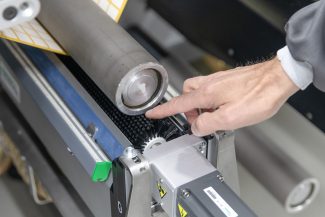 Kleine Bürste, große Wirkung: Die neue Bahnreinigungsanlage sorgt dafür, dass Partikel und Fasern keine Chance haben (Quelle: Schreiner Group)