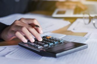 Datenbasierte Tools helfen, tatsächliche Produktions­kosten realistisch zu erfassen, Margen zu sichern und Angebote schneller sowie verlässlicher zu erstellen (Quelle: Shutterstock/lovelyday12)