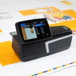 Das neue Spektralfotometer eXact 2 Basic kombiniert Dichte- und L*a*b*-Farbmessung in einem tragbaren Handgerät für die Druckproduktion (Quelle: X-Rite Pantone)