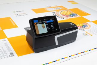 Das neue Spektralfotometer eXact 2 Basic kombiniert Dichte- und L*a*b*-Farbmessung in einem tragbaren Handgerät für die Druckproduktion (Quelle: X-Rite Pantone)
