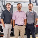 V.l.: Simon Hicks, Joey Hicks und Silas Hicks vor der neuen Mark Andy DSiQ bei PrintCo360 (Quelle: Mark Andy)