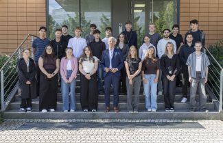 23 neue Auszubildende beginnen ihre Ausbildung bei der Schreiner Group am Hauptsitz in Oberschleißheim und am Standort Dorfen (Quelle: Schreiner Group)