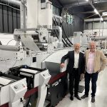 Cyrille Roze und Stéphane Rateau mit der Hybriddruckmaschine Mark Andy DSHD von Stic Image (Quelle: Mark Andy)