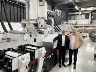 Cyrille Roze und Stéphane Rateau mit der Hybriddruckmaschine Mark Andy DSHD von Stic Image (Quelle: Mark Andy)