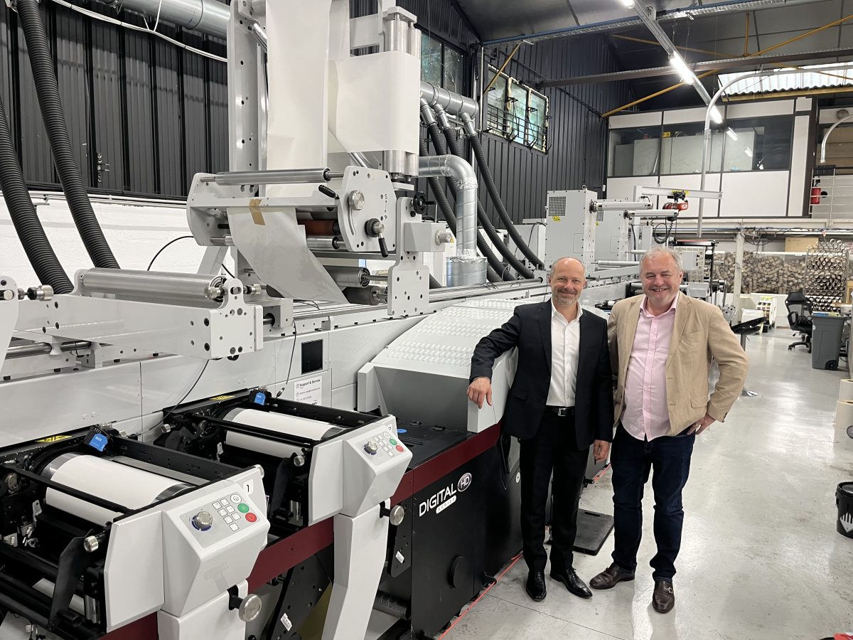 Cyrille Roze und Stéphane Rateau mit der Hybriddruckmaschine Mark Andy DSHD von Stic Image (Quelle: Mark Andy)