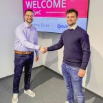 Die Inline-Inspektionssysteme ProofRunner Web und Carton prüfen Etiketten, flexible Verpackungen und Faltschachteln während der laufenden Produktion – künftig vertreibt Induvido sie in Belgien, den Niederlanden und Luxemburg (Quelle: EyeC)