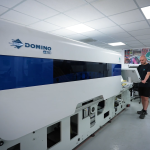 Mit der Domino N730i druckt Labelnet Etiketten mit bis zu 1.200 dpi und Bahngeschwindigkeiten von bis zu 90 Metern pro Minute (Quelle: Labelnet)