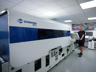 Mit der Domino N730i druckt Labelnet Etiketten mit bis zu 1.200 dpi und Bahngeschwindigkeiten von bis zu 90 Metern pro Minute (Quelle: Labelnet)