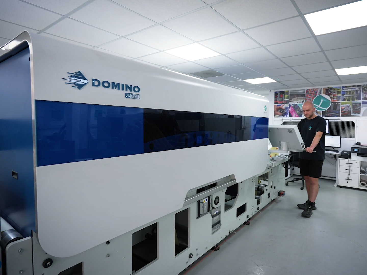 Mit der Domino N730i druckt Labelnet Etiketten mit bis zu 1.200 dpi und Bahngeschwindigkeiten von bis zu 90 Metern pro Minute (Quelle: Labelnet)